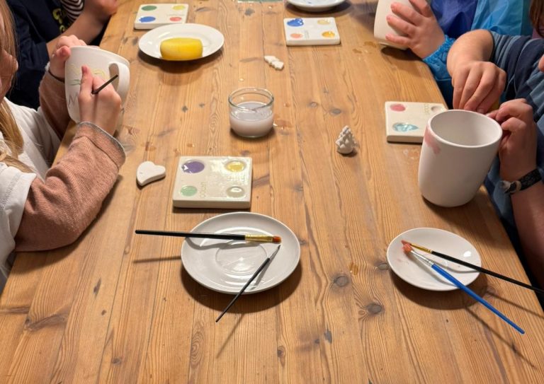 Kindergeburtstag beim Keramikbemalen